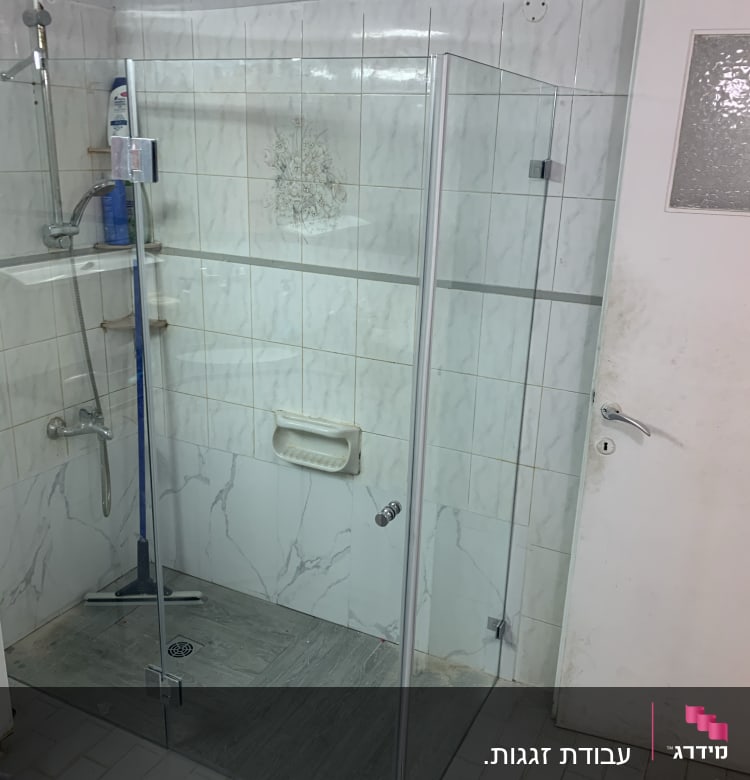 מקלחון זכוכית עם דלת זכוכית שקופה